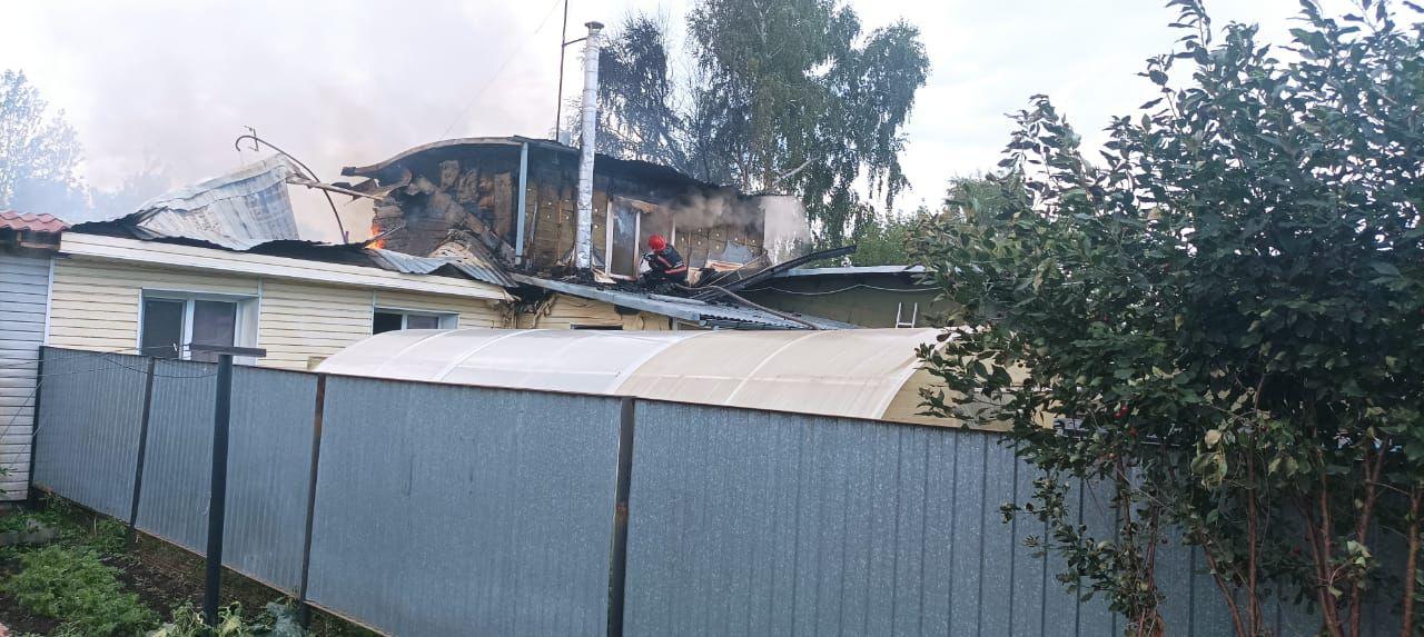 Фото В Новосибирске пожарные эвакуировали мужчину из горящего дома 2